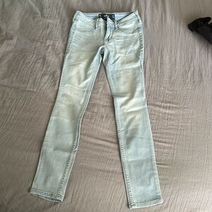 Hollister low-rise light-wash jean legging (NWOT)